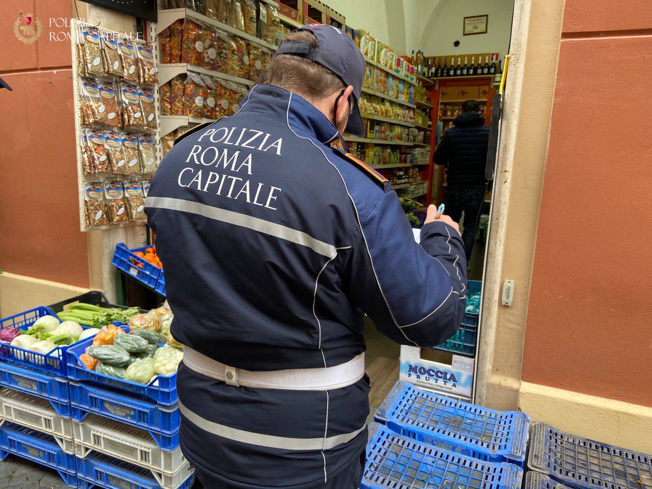 Roma, lotta all’abusivismo commerciale, operazione interforze a Tor Bella Monaca