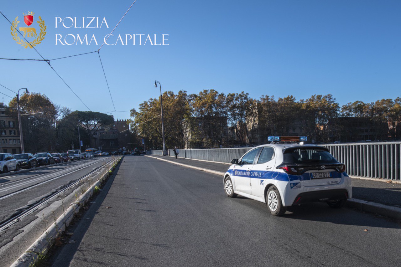 Roma, Ponte Garibaldi: tenta il suicidio, salvato da una pattuglia della Polizia Locale