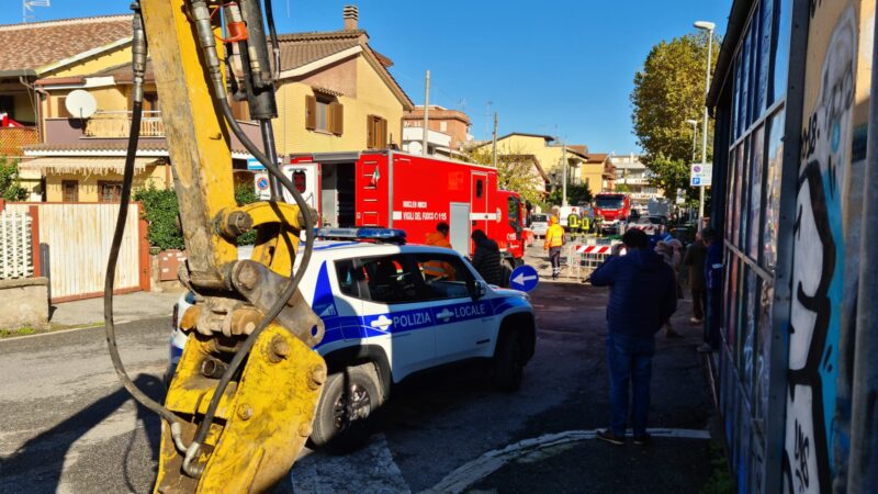 Ciampino, operai danneggiano una conduttura del gas, chiusa via Verdi