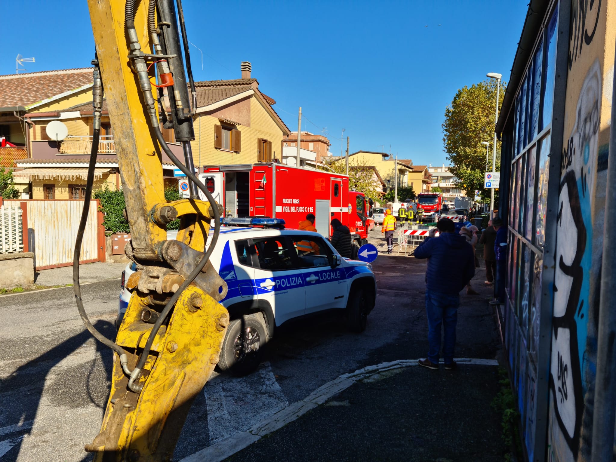 Ciampino, operai danneggiano una conduttura del gas, chiusa via Verdi