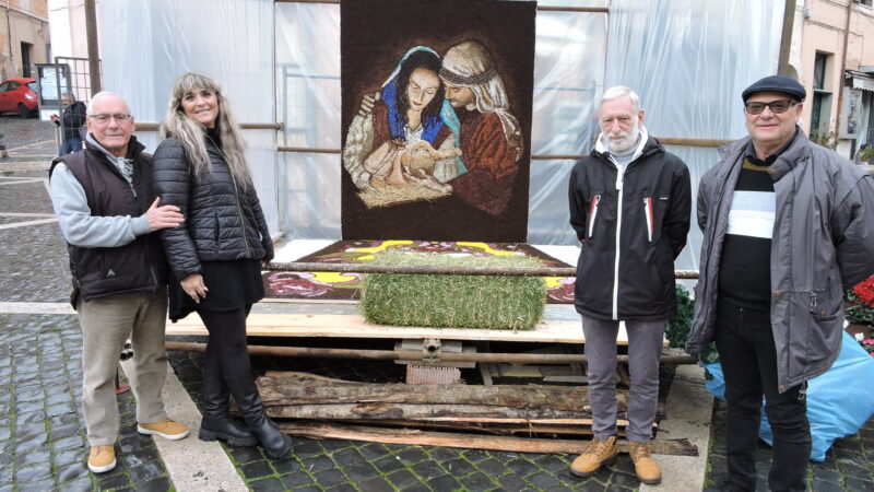 Genzano, i maestri infioratori realizzano alcuni quadri “presepi” infiorati nelle chiese del centro storico. Visitabili dal pomeriggio