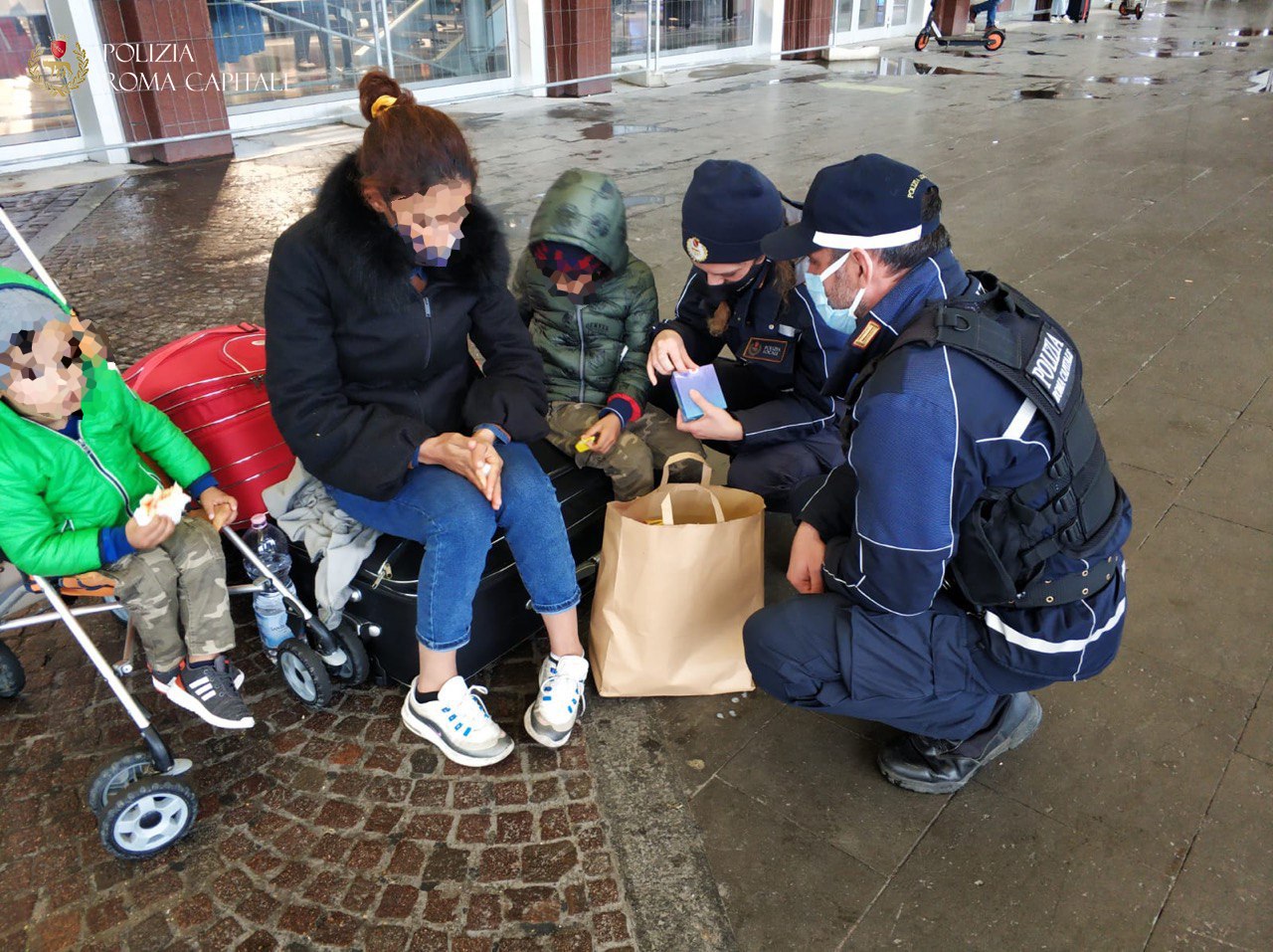 Roma, Vigilia di Natale: la Polizia Locale dona solidarietà a una famiglia in difficoltà