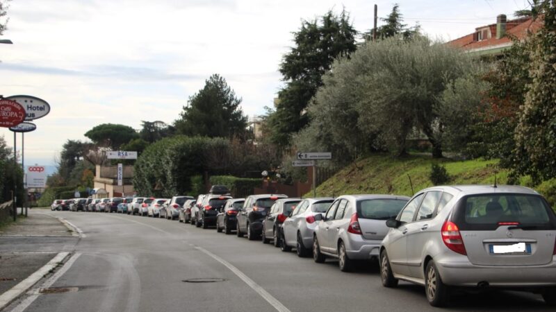 Genzano, ancora file di km al drive in di via Grandi, in quarantena anche sindaco e assessori