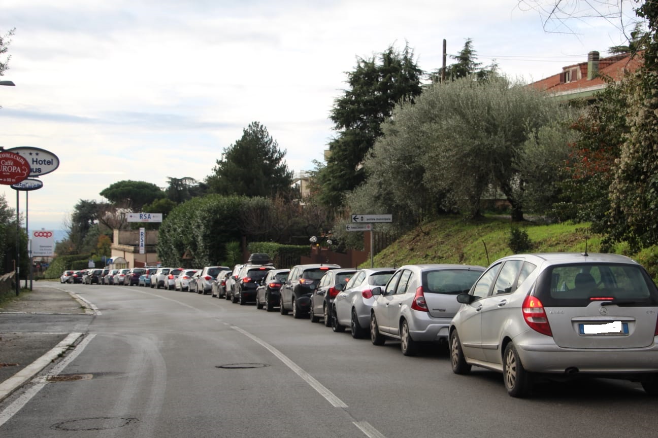 Genzano, ancora file di km al drive in di via Grandi, in quarantena anche sindaco e assessori