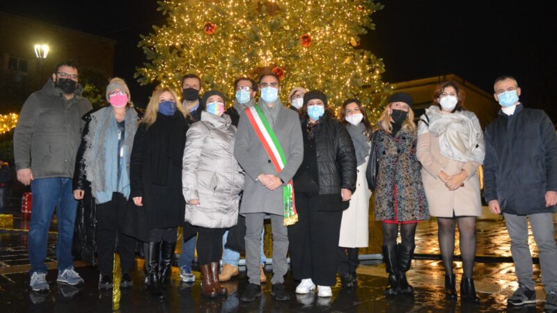 Pomezia, parte ufficialmente il Natale di Pace, accesi gli alberi di Natale