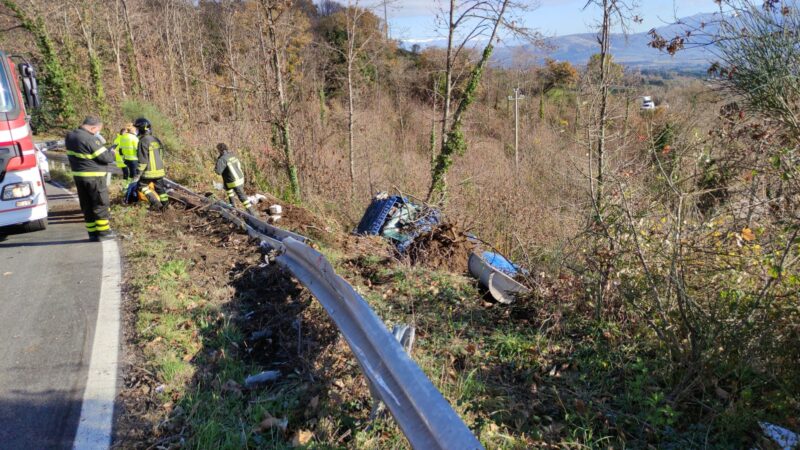 Velletri, betoniera sbanda in curva e finisce fuori strada