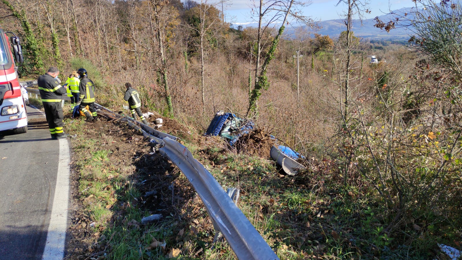 Velletri, betoniera sbanda in curva e finisce fuori strada