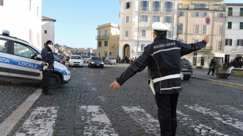 Ariccia, ubriaco cade in terra in piazza di Corte. Trasportato in ospedale