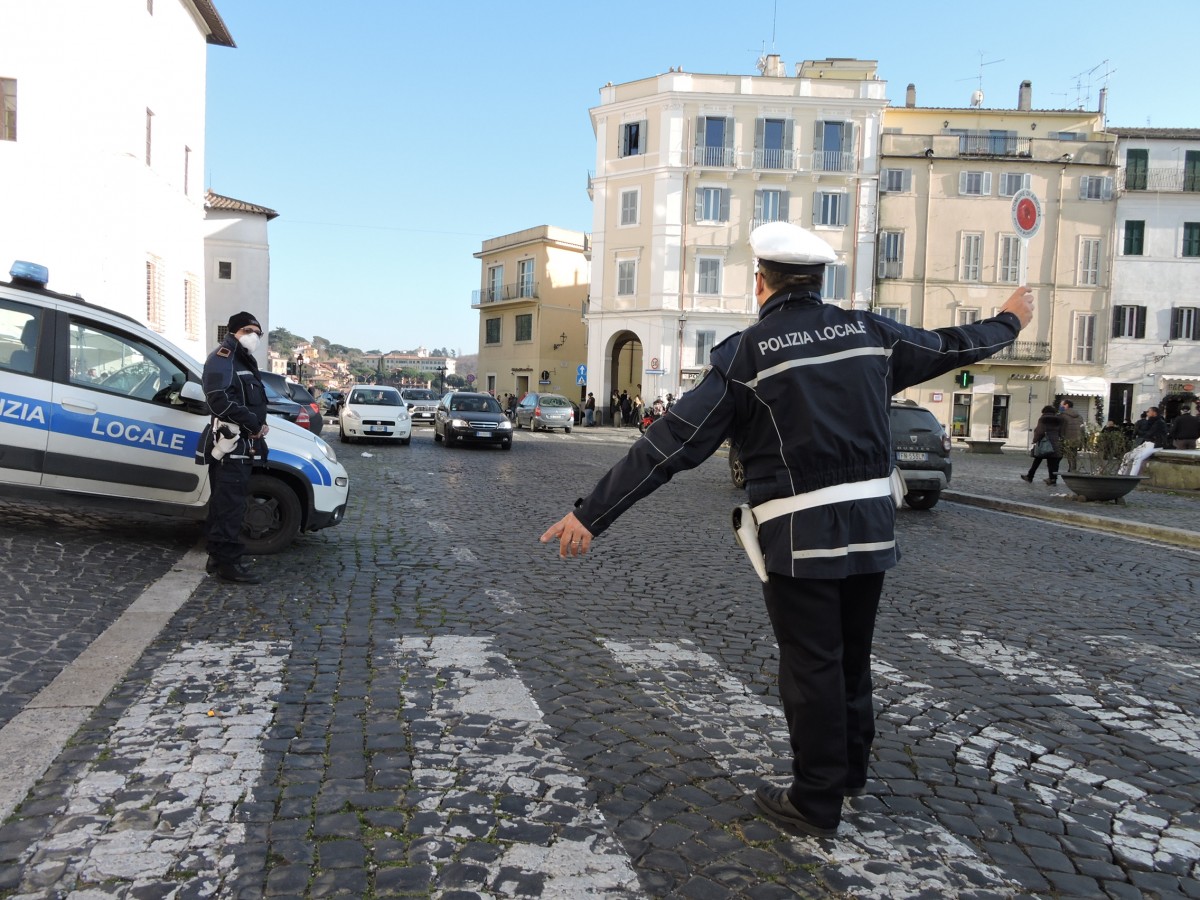 Ariccia, ubriaco cade in terra in piazza di Corte. Trasportato in ospedale