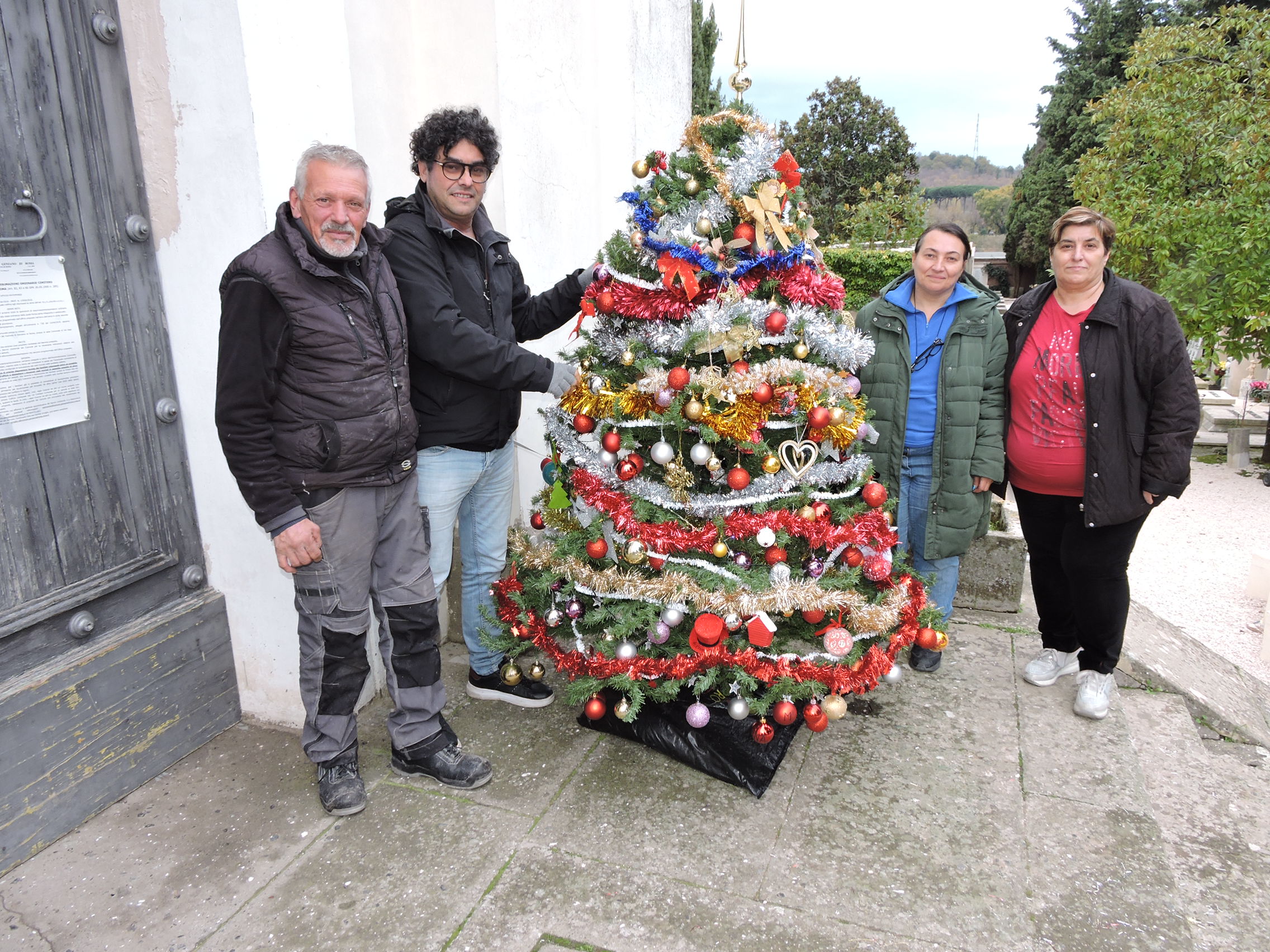 Genzano, finito oggi l’addobbo natalizio dell’albero di Natale al Cimitero. Presenti Luca Guadagnini e Daniela Andreassi