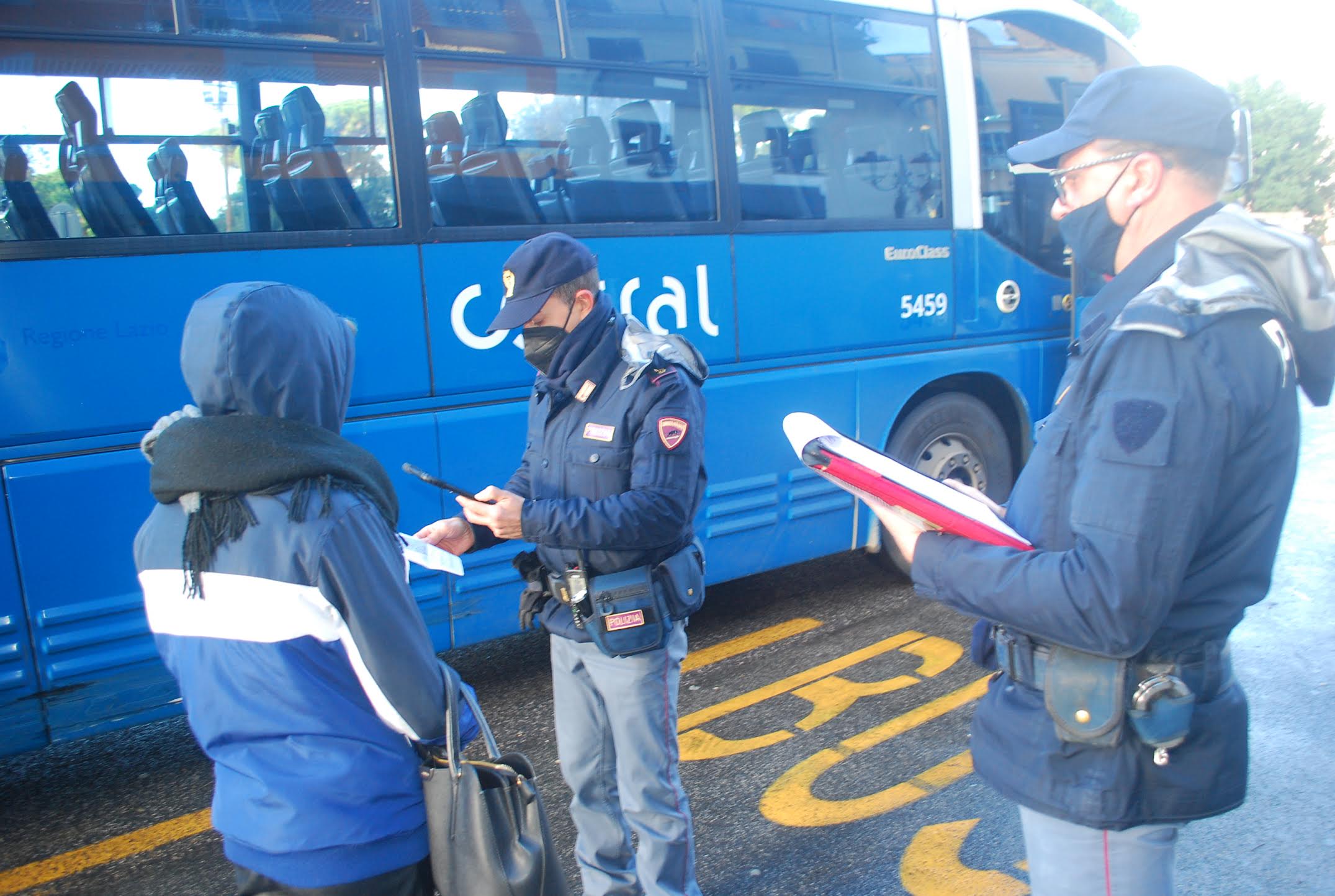 Albano, controlli regolari della Polizia di Stato sul Green Pass obbligatorio a negozi, stazioni e mezzi pubblici