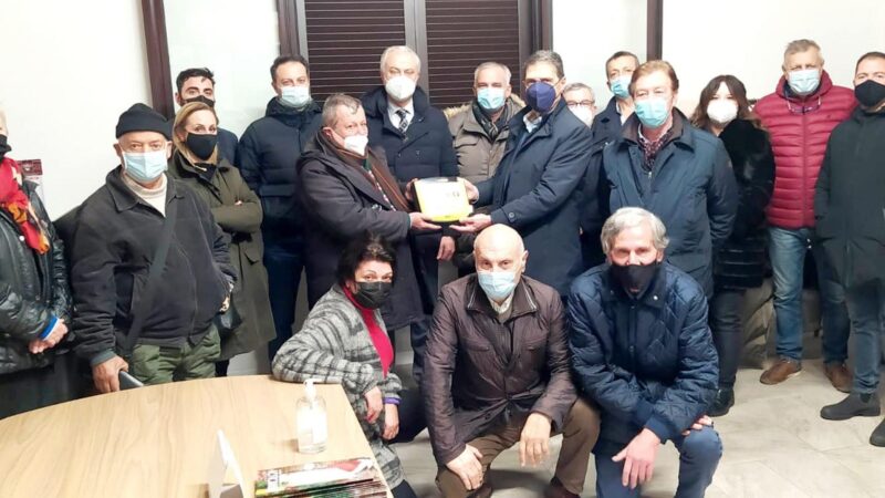 Marino, consegnato un defibrillatore al centro anziani di Cava dei Selci. Il Sindaco Cecchi ringrazia Fiva Confcommercio e Ars Gratia Artis