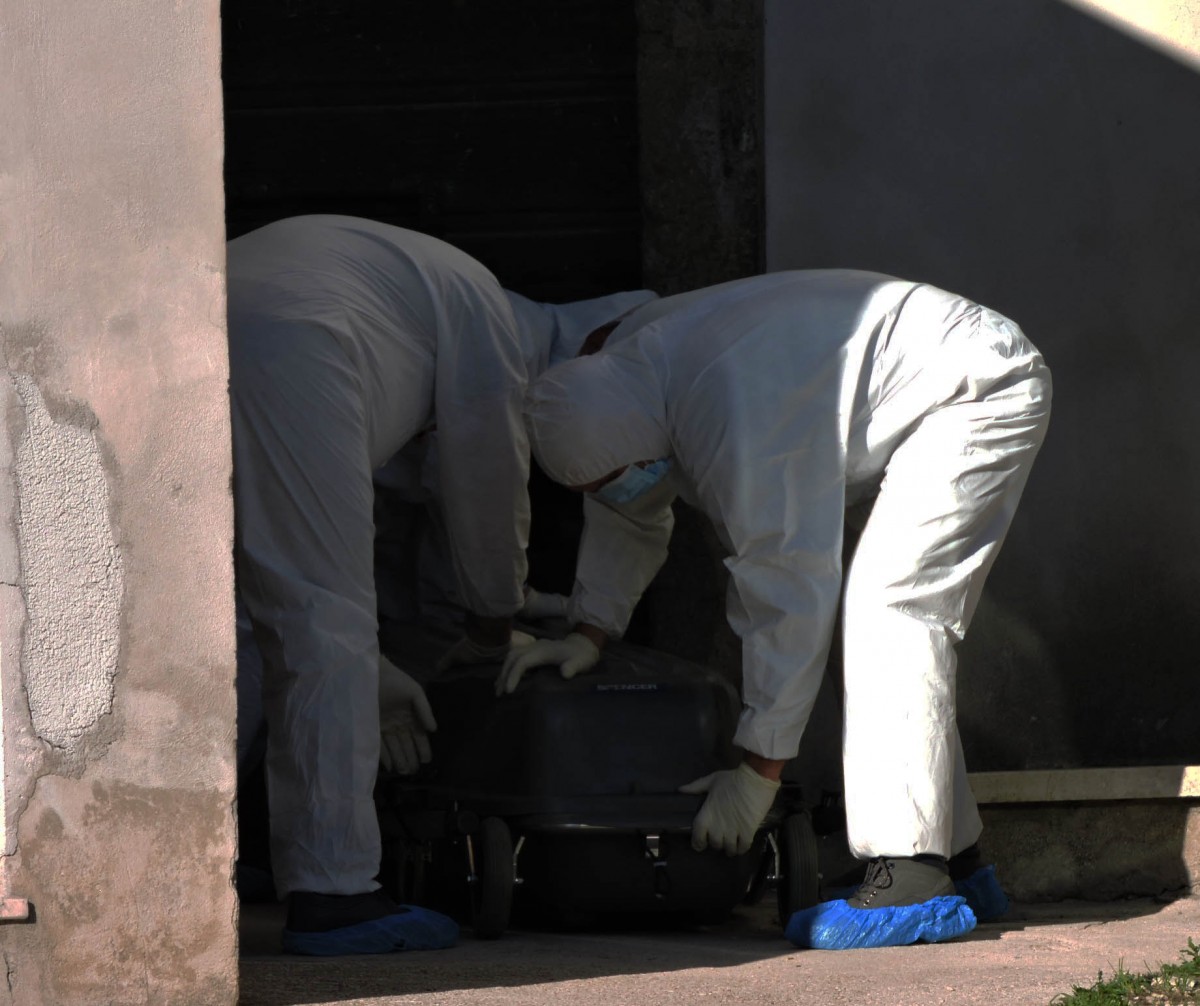 Ciampino, donna di 34 anni si toglie la vita gettandosi dal 5 piano, tragedia ieri in centro