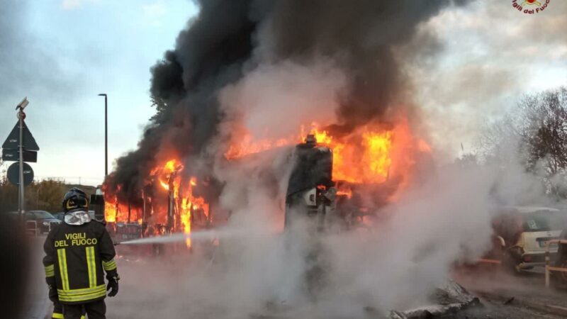 Roma,  incendio distrugge un autobus dell’Atac in servizio