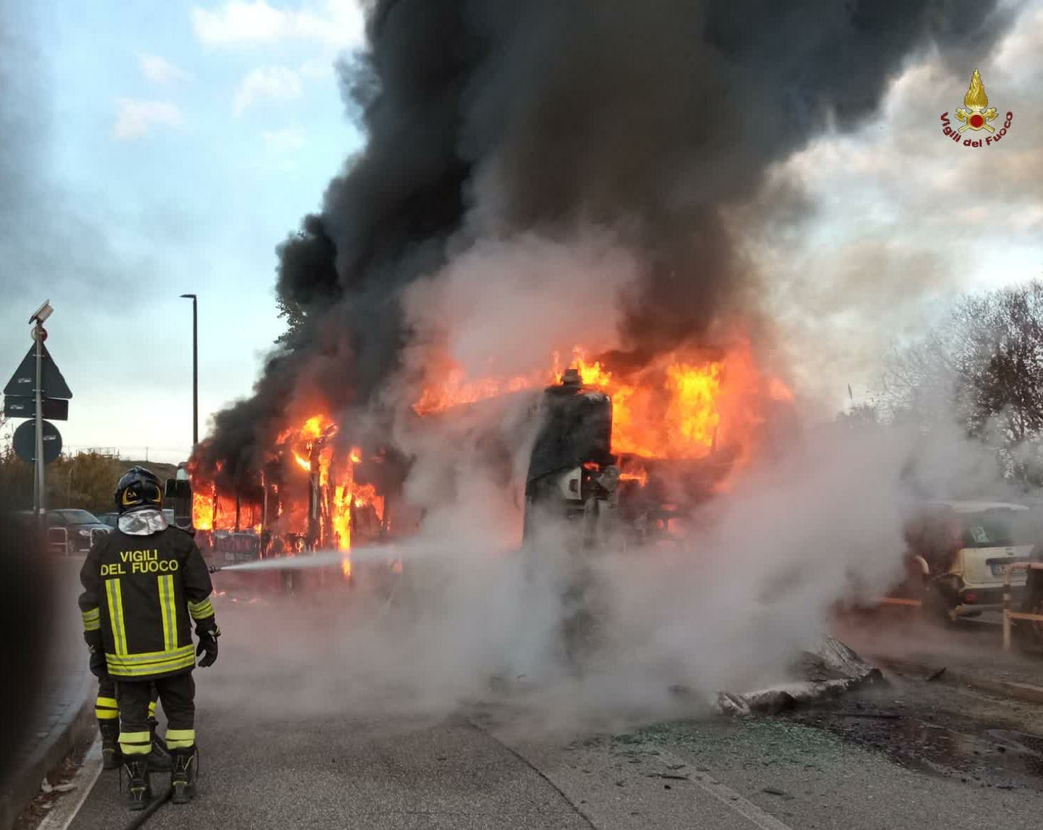 Roma,  incendio distrugge un autobus dell’Atac in servizio