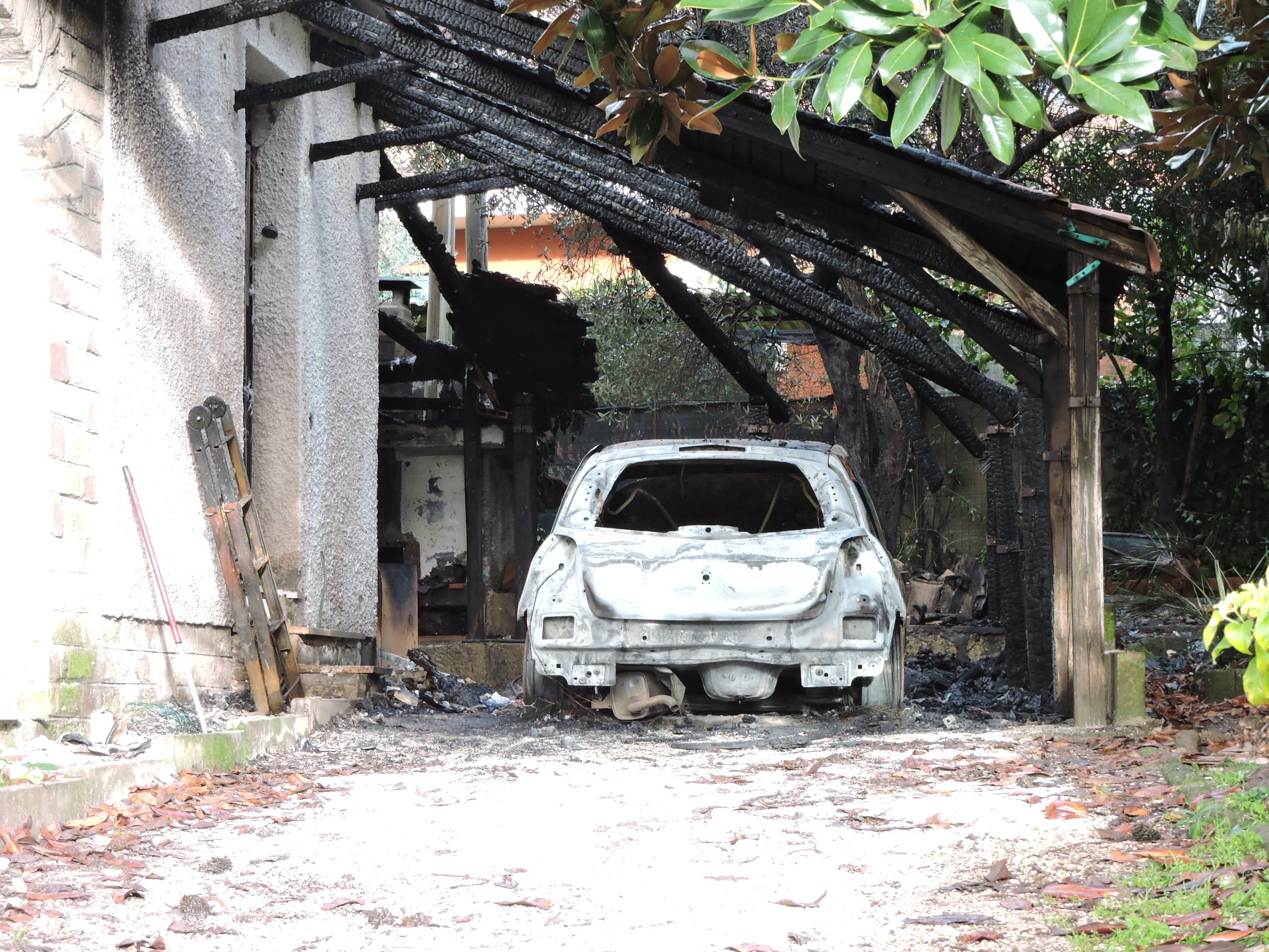 Lariano, coniugi con bambino intrappolati nell’incendio della loro casa. Salvati dai pompieri di Velletri