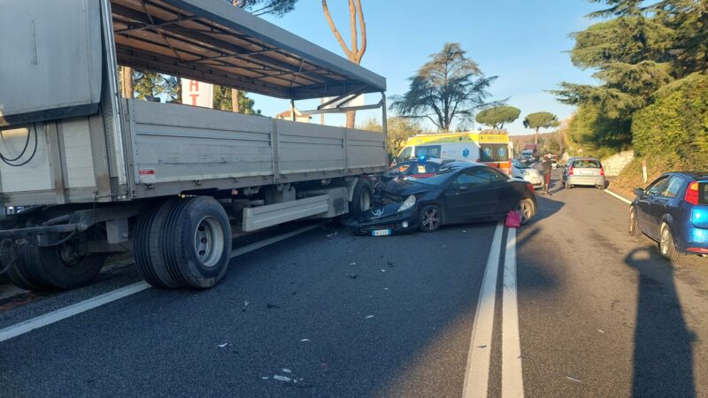 Velletri, incidente su via Appia, ferite madre a figlia