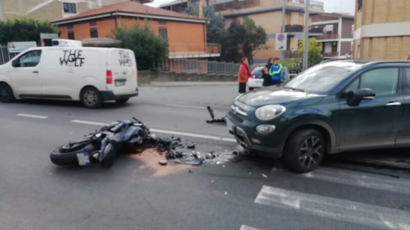 Albano, incidente stradale in Via Italia a Cecchina: motociclista in ospedale