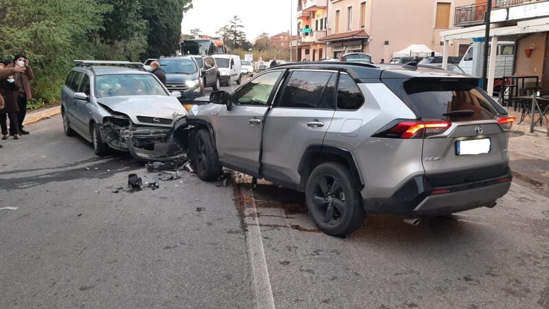 Fontana di Papa, uno scontro frontale tra due auto paralizza il traffico su via Nettunense