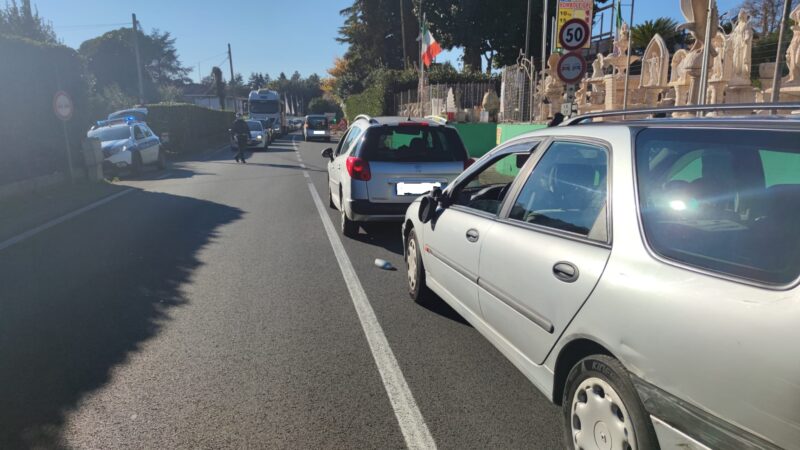 Velletri,  pirata della strada danneggia tre auto durante un sorpasso e si da alla fuga