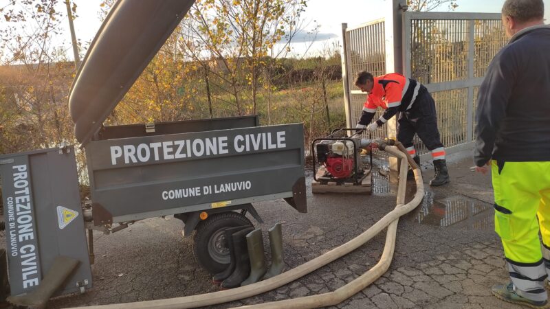 Lanuvio, intervento della protezione civile all’isola ecologica per un vasto allagamento