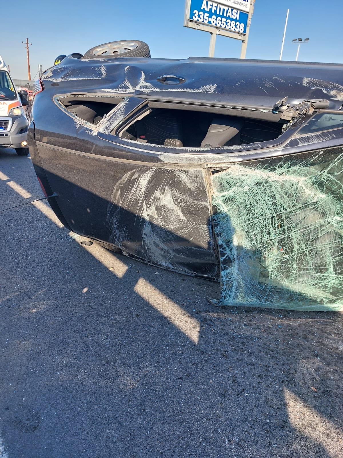 Marino, venticinquenne si capotta con la sua auto sulla via Appia: Vigili del Fuoco al lavoro per estrarlo dalle lamiere