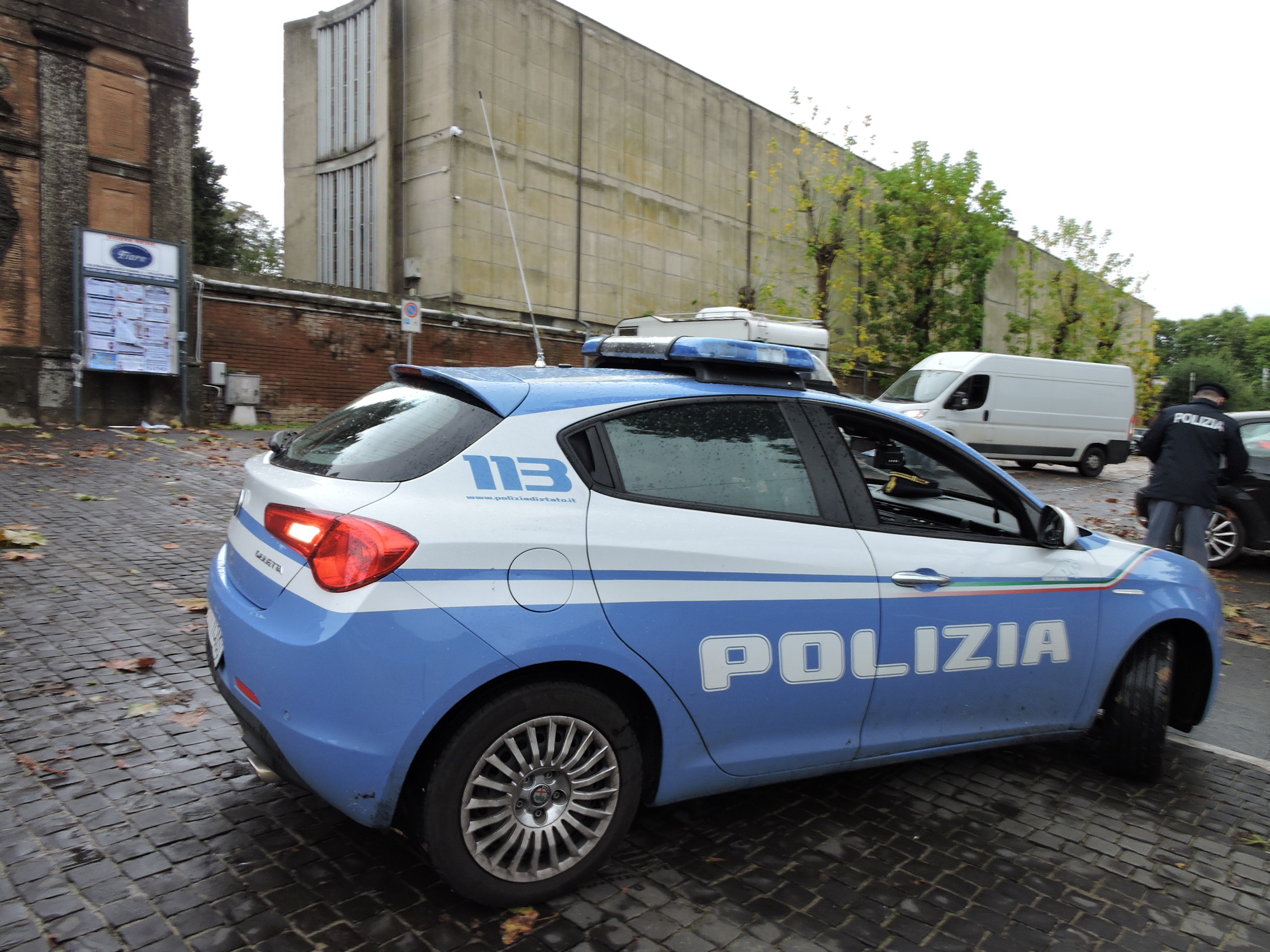 Velletri, lite a colpi di vanga davanti al cimitero sabato sera