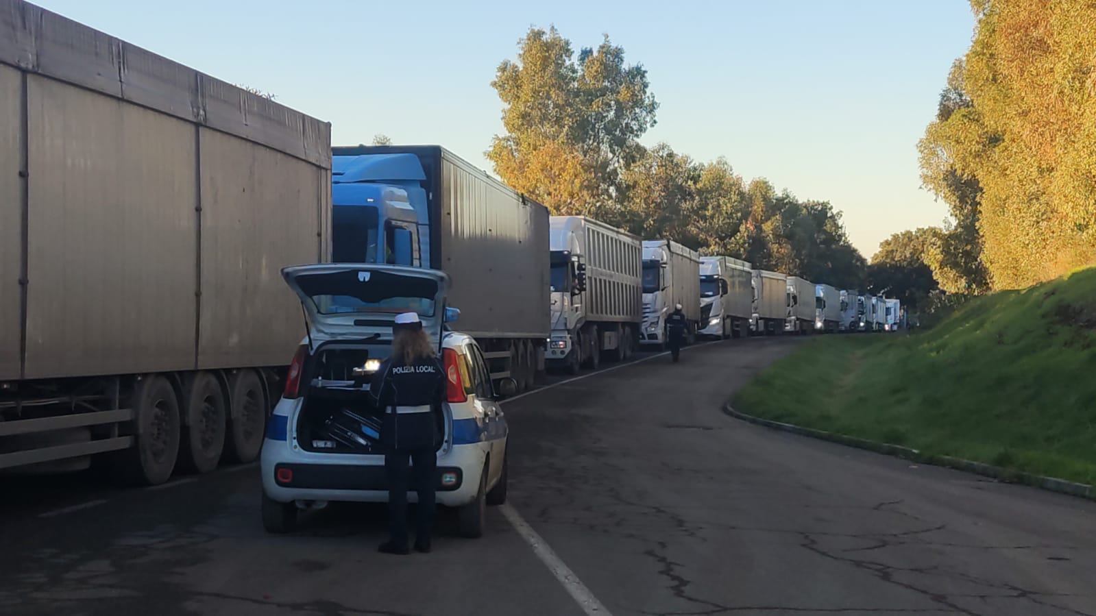 Cecchina, ritardi nel conferimento dei rifiuti a Roncigliano e camion in fila, il Sindaco Borelli sul posto