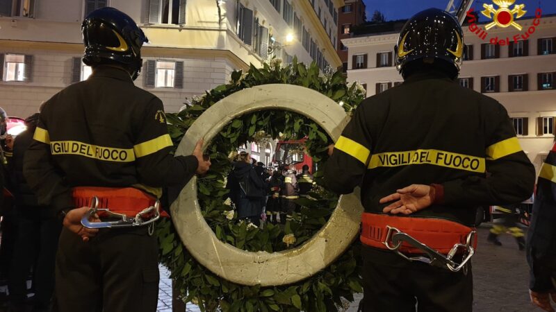 Oggi 8 dicembre, festa dell’immacolata, i vigili del fuoco dei castelli romani onorano con dei fiori e doni la Madonna