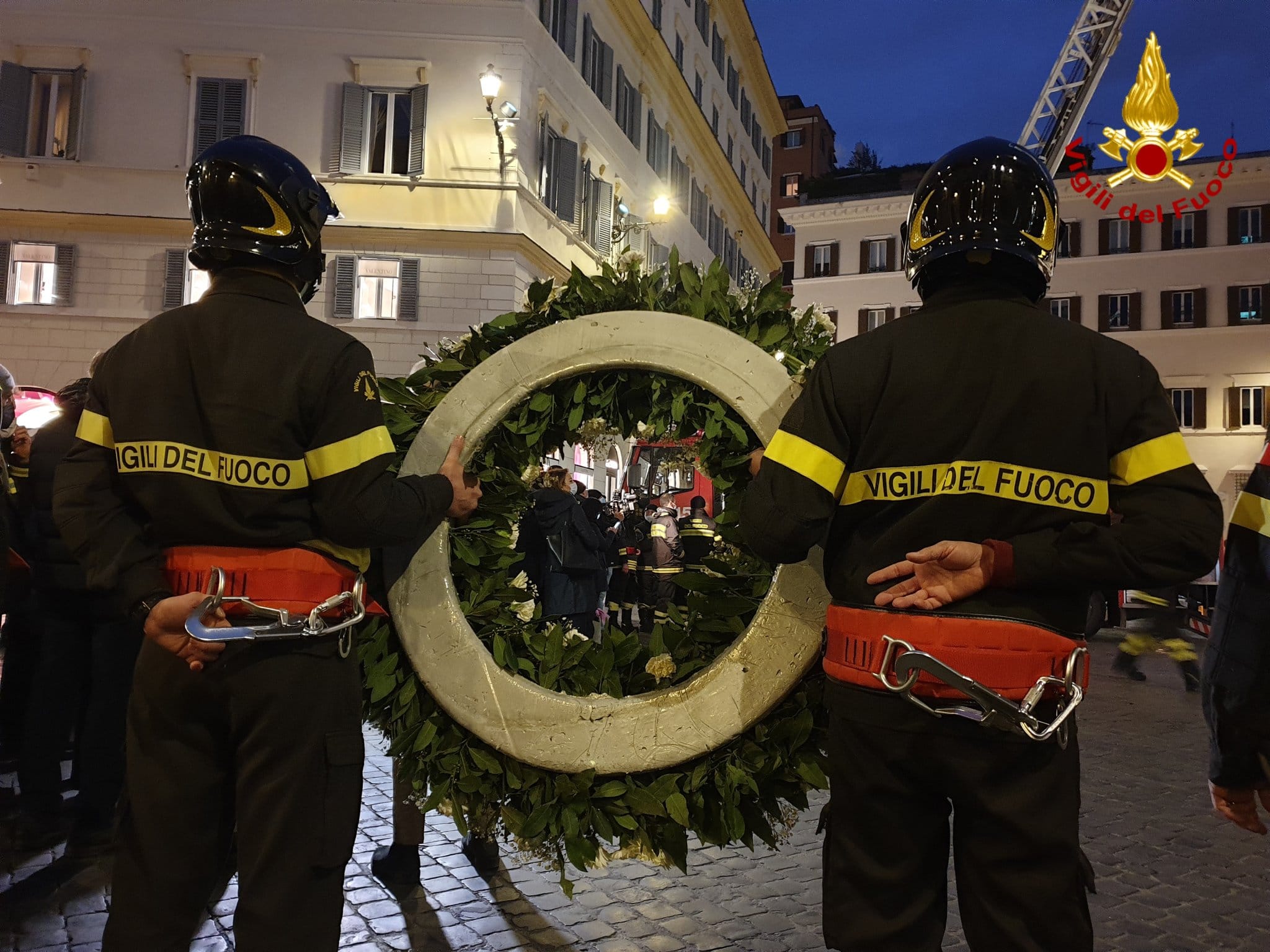 Oggi 8 dicembre, festa dell’immacolata, i vigili del fuoco dei castelli romani onorano con dei fiori e doni la Madonna