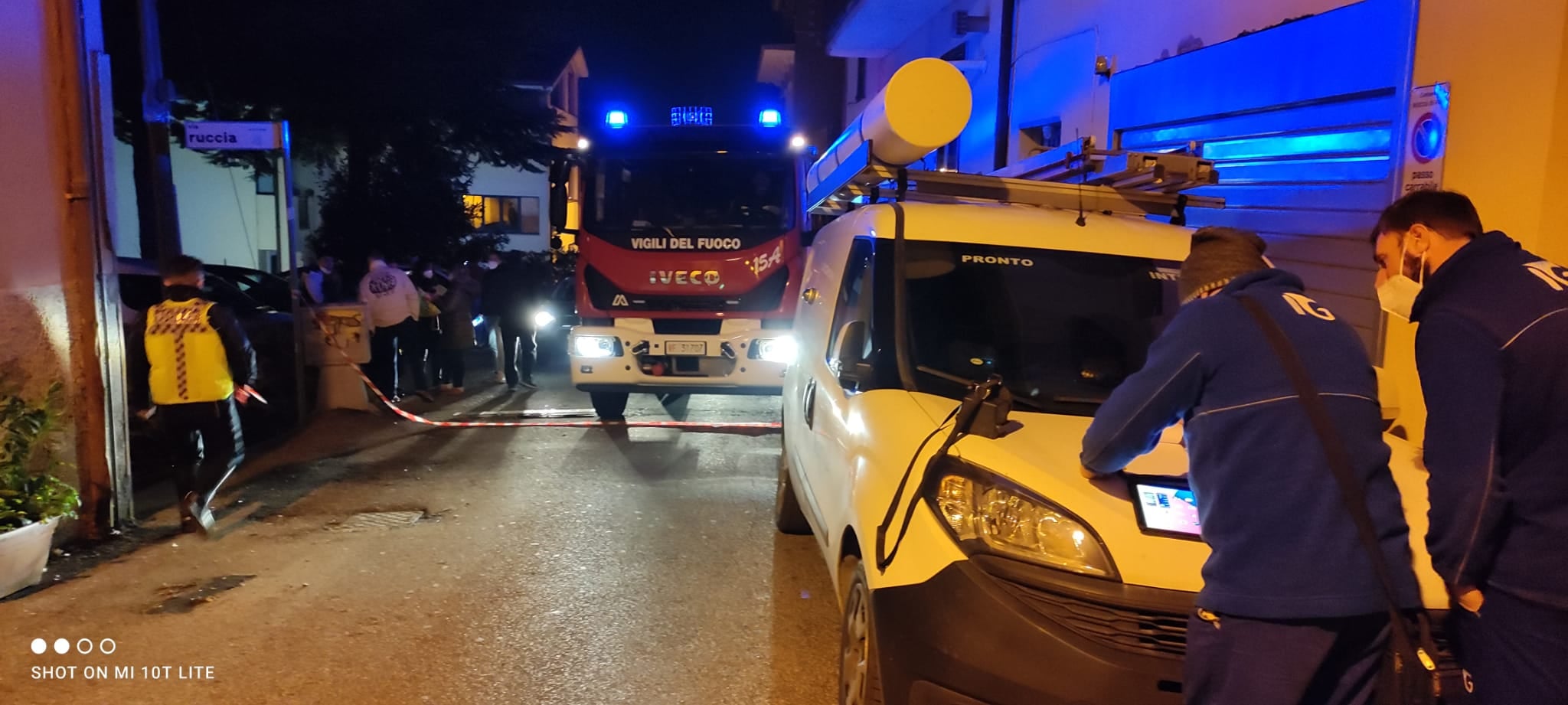 Rocca di Papa, auto su via Cavour provoca incidente e rottura di una tubazione del gas