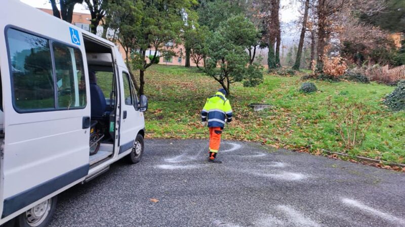 Intervento della Protezione Civile La Fenice 2010 di Ariccia per evitare la formazione di ghiaccio causato dalle basse temperatura di questi giorni