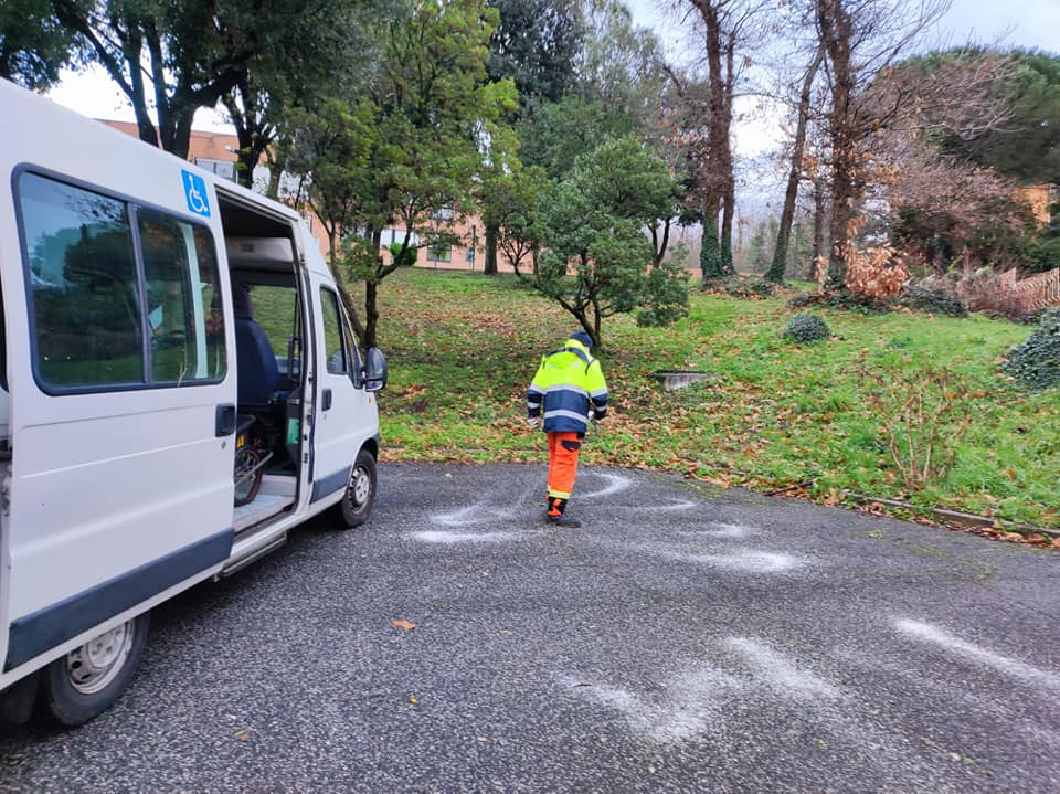 Intervento della Protezione Civile La Fenice 2010 di Ariccia per evitare la formazione di ghiaccio causato dalle basse temperatura di questi giorni