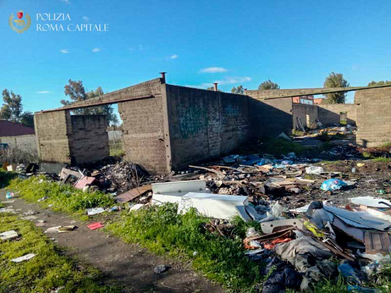 Roma, discarica abusiva, Polizia Locale sequestra un’area di 12mila metri quadri. Rinvenuti cumuli di rifiuti pericolosi