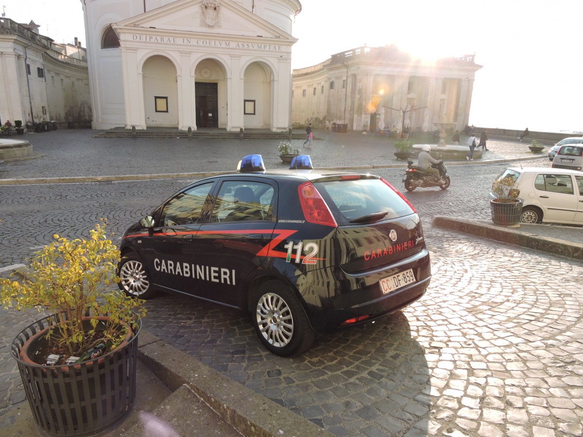 Roma, carabinieri arrestano due persone gravemente indiziate dei reati di concorso in furto aggravato