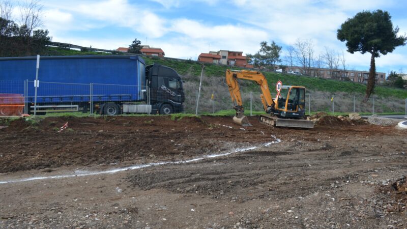 Pomezia, avviati lavori rotatoria altezza hotel Selene