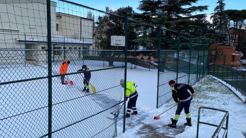 Neve ai Castelli: continua il lavoro della protezione civile e polizia locale