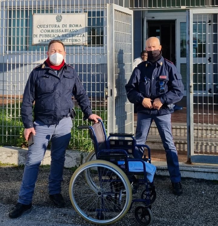 Anzio, tenta di rubare una sedia a rotelle in ospedale, fermato dalla polizia