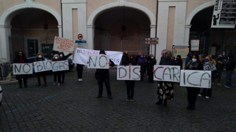 Albano, sit-in del comitato Ust per la chiusura della discarica