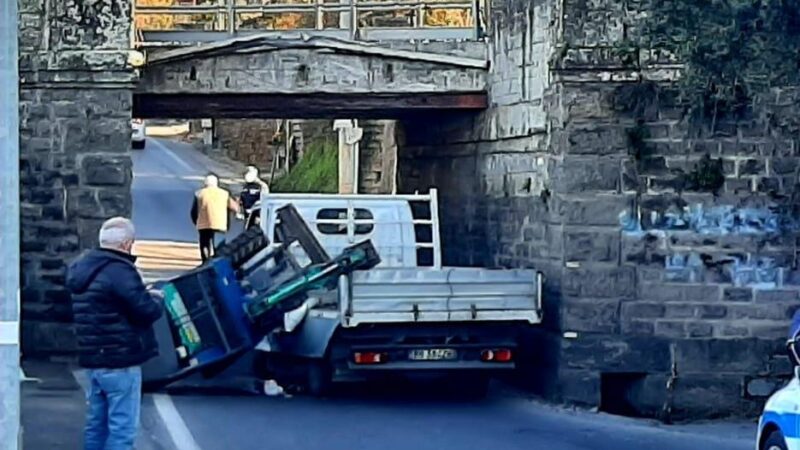 Ariccia, camion non rispetta i segnali stradali e fa cascare il muletto che trasportava bloccando la strada