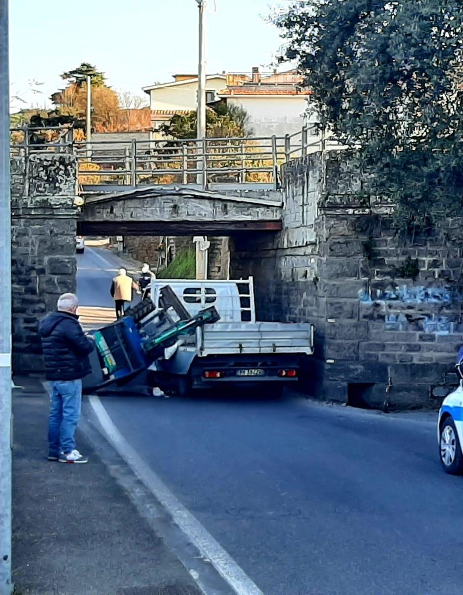 Ariccia, camion non rispetta i segnali stradali e fa cascare il muletto che trasportava bloccando la strada