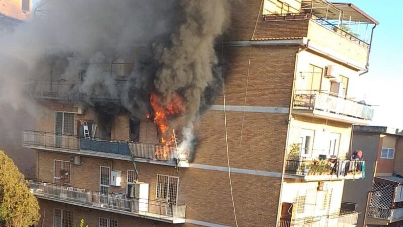 Ciampino, fiamme distruggono un appartamento a causa di un cortocircuito