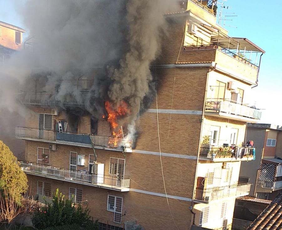 Ciampino, dimesse le 6 persone rimaste intossicate dall’incendio dell’appartamento di via di Morena