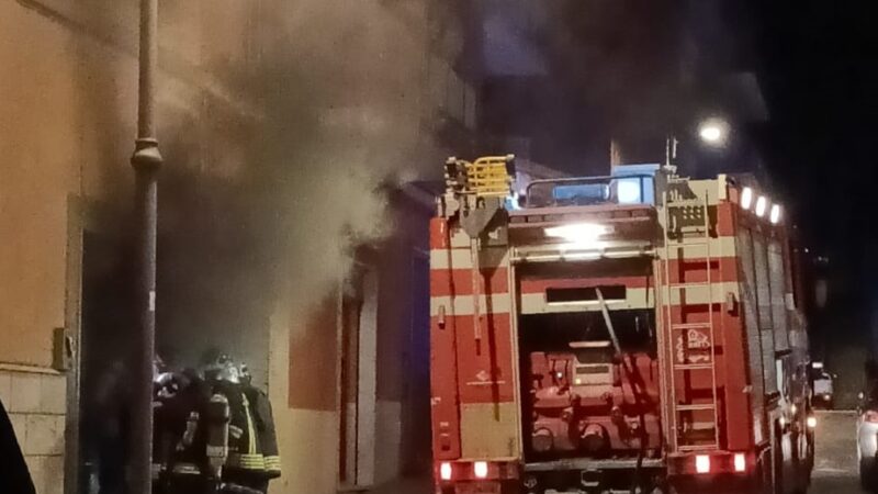 Genzano, incendio in un magazzino di slot machine in via della Resistenza ieri sera, pompieri e carabinieri sul posto