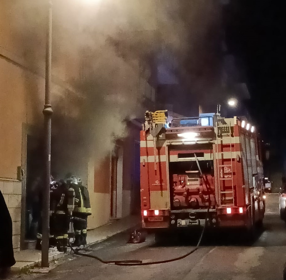 Genzano, incendio in un magazzino di slot machine in via della Resistenza ieri sera, pompieri e carabinieri sul posto