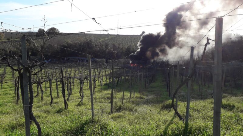 Via Ardeatina, in fiamme una discarica abusiva, fumo visibile anche dai Castelli Romani