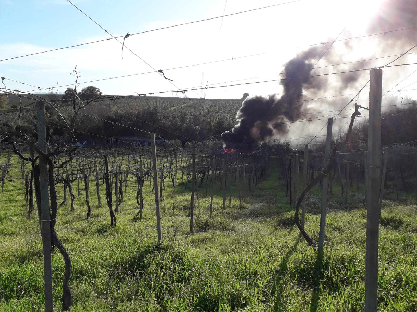 Via Ardeatina, in fiamme una discarica abusiva, fumo visibile anche dai Castelli Romani