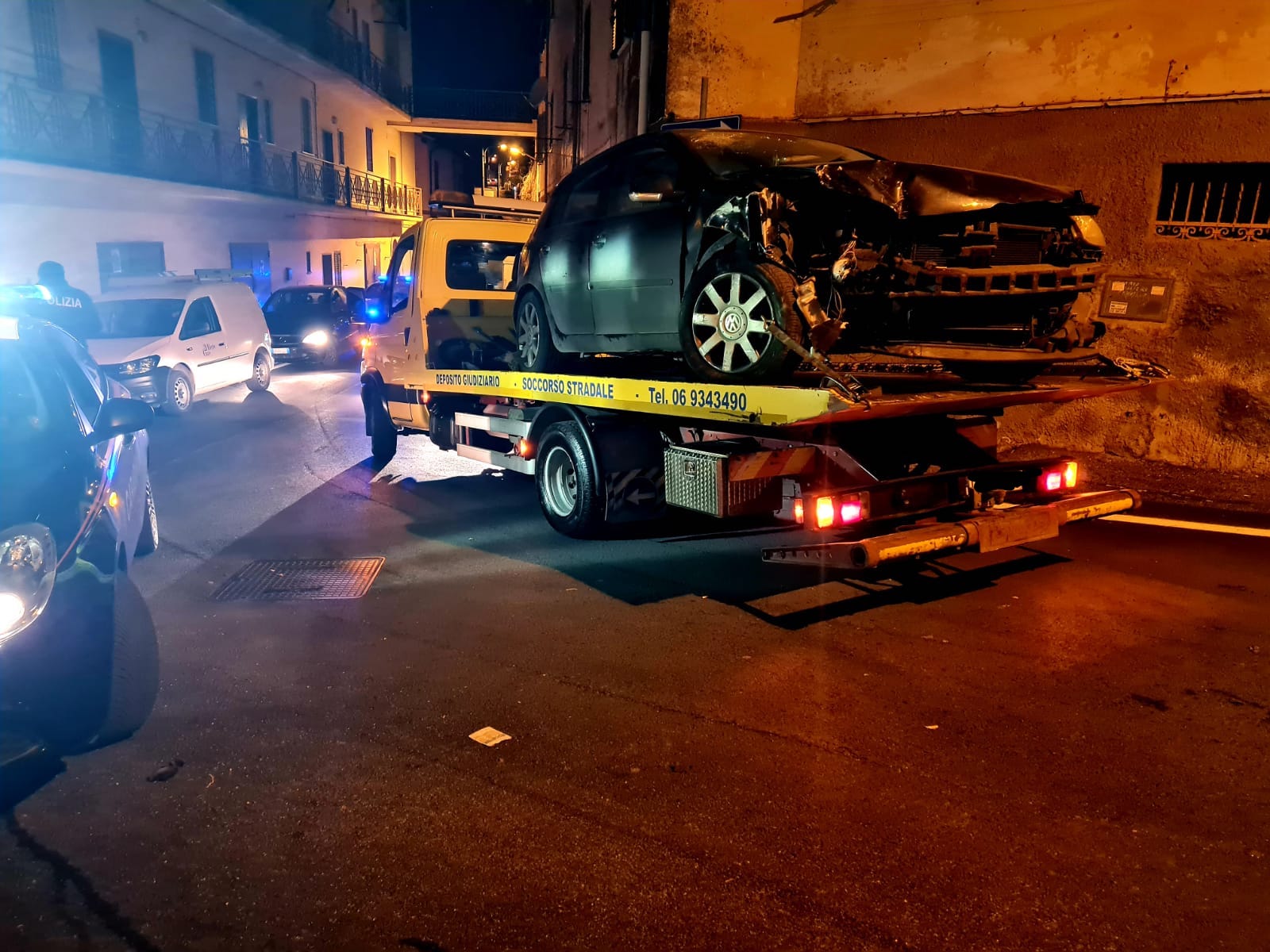 Ariccia all’alba scontrano con la loro auto contro il muretto di recinzione di una palazzina e danneggiano le tubazioni del gas