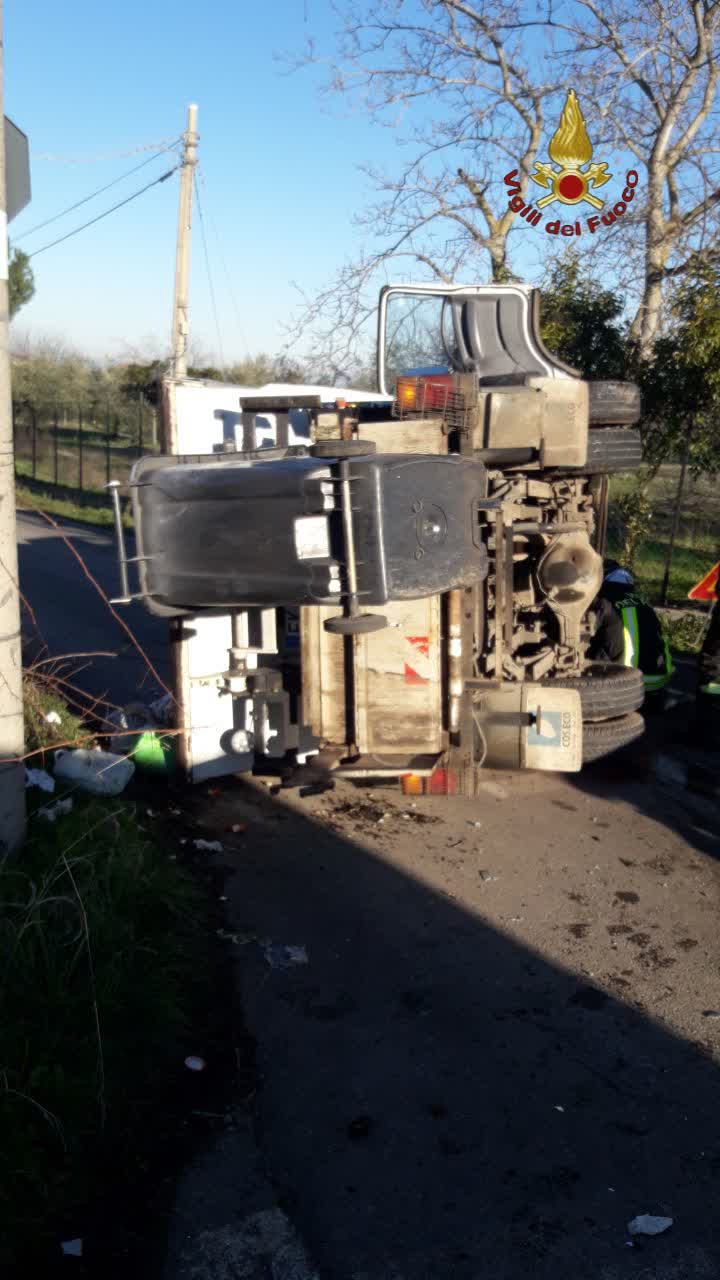 San Cesareo, incidente tra un auto e un camion della raccolta differenziata: due feriti