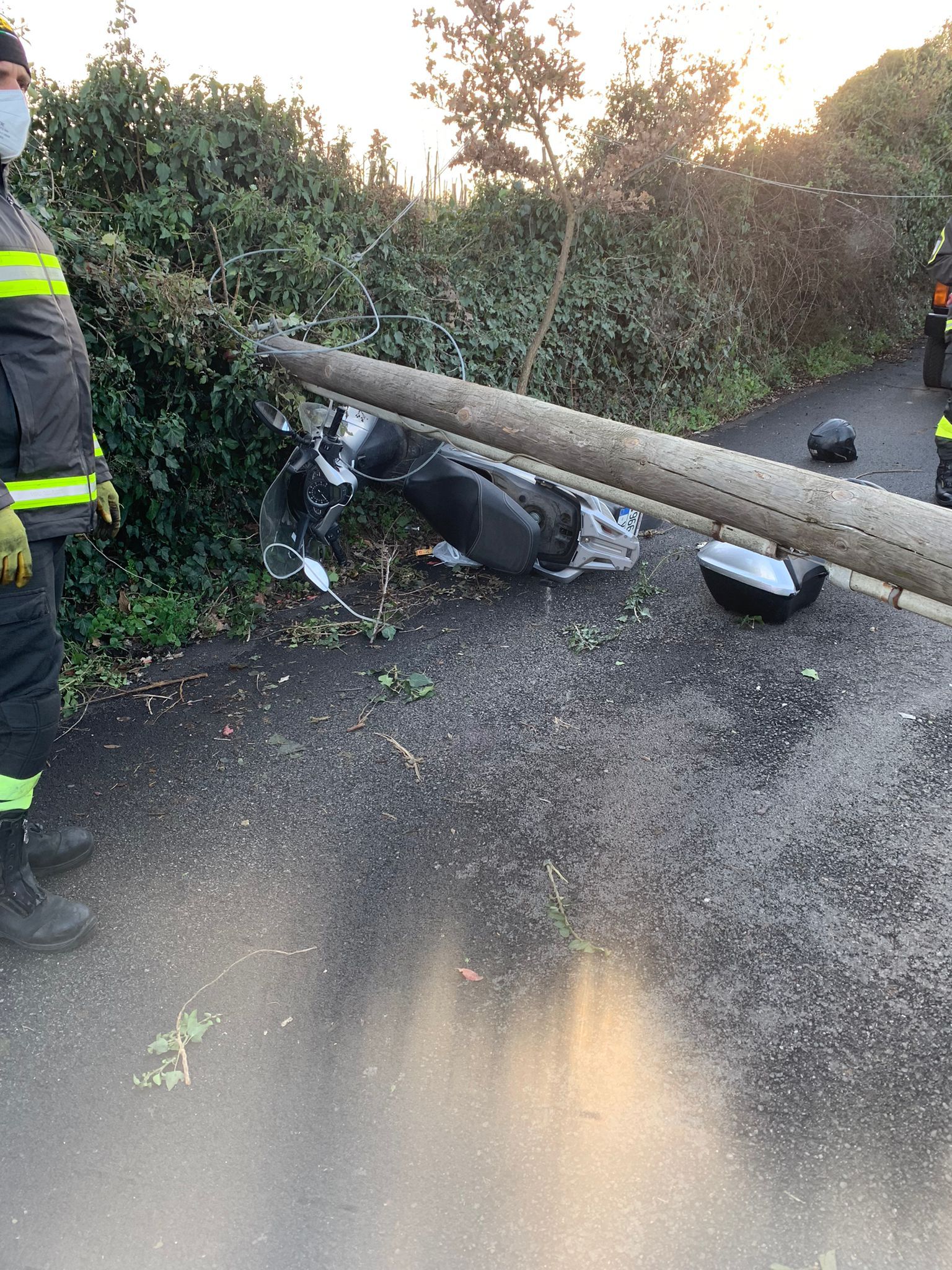 Frascati, gravi le condizioni del motociclista colpito ieri da un palo del telefono